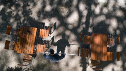 Bild: Thomas Frey
Eine Person prüft in einem Biergarten den Abstand zwischen zwei Tischen. Foto: Thomas Frey/dpa/Archivbild