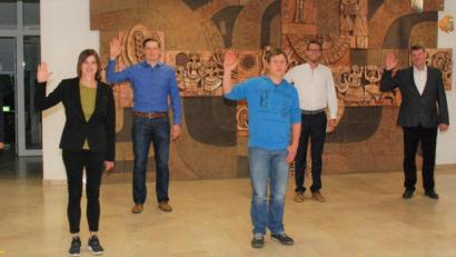 Bild: sche
Sieben neue Freudenberger Gemeinderäte werden vereidigt (von links): Wolfgang Peter (ÖDP) , Christina Püschl (FW), Johannes Greß (CSU) , Florian Kraus (FW), Alexander Freller (CSU), Peter Beer (CSU) und Reiner Wiedenbauer (FW).
