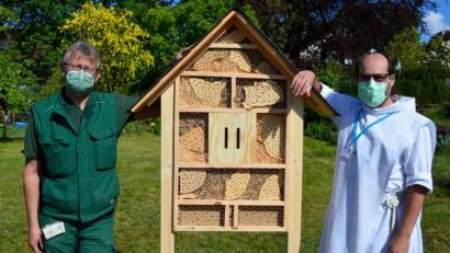 Bild: exb/Krankenhaus St. Barbara
Pater Thomas (rechts) stellte das Insektenhotel im Krankenhaus-Garten auf. Gärtner Konrad Pretzl half ihm dabei.