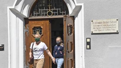 Bild: Petra Hartl
Die Maske und ein gebührender Abstand gehören einfach dazu. Die Schülerinnen und die Besucher der Dr.-Johanna-Decker-Schulen haben das bereits verinnerlicht.