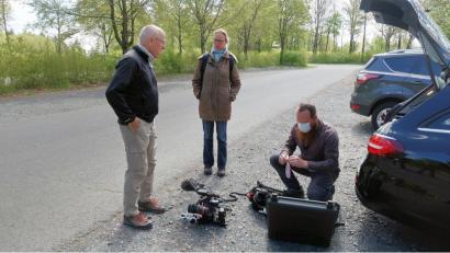 Bild: bsc
Einsatzbesprechung vor dem Erkunden des Steinwalds. Kameramann Jürgen Steiger, Redakteurin Sabine Frühbuss und Tonmann Christoph Puhr-Westerheide (von links) vom Bayerischen Rundfunk besprechen die erste Szene zum Filmprojekt „Spurensuche Gartenschläfer“.