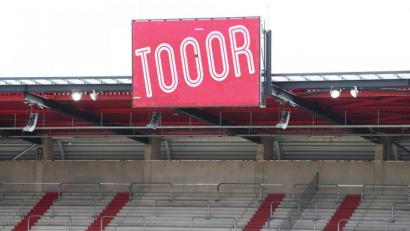 Bild: Alexander Hassenstein/dpa
Ein trister Anblick: Den "Tooor"-Jubel beim Regensburger Ausgleich gab es nur auf der Anzeigetafel zu bestaunen. Die Ränge blieben beim Geisterspiel gegen Kiel leer,