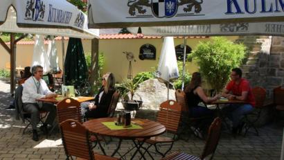 Bild: sne
Im Biergarten des Grafenwöhrer Gasthofs "Zum Stich'n" ist am Montag, dem ersten Tag der Lockerung, schon viel los. Die Gäste freuen sich über ein Mittagessen außerhalb der eigenen vier Wände.