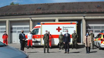 Bild: Stefan Malzer, Landkreis Tirschenreuth/exb
Generalstabsarzt Dr. Stephan Schmidt (Mitte) mit Landrat Roland Grillmeier (links) und Bürgermeister Franz Stahl (rechts) sowie den unterstützenden Soldatinnen und Soldaten und weiteren Beteiligten. Landrat Roland Grillmeier freut sich über das überreichte Wappen von Generalstabsarzt Dr. Stephan Schmidt.