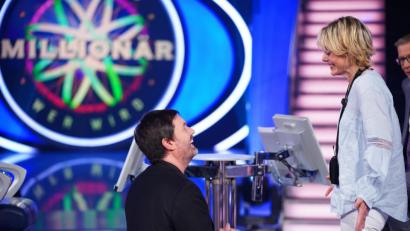 Bild: Stefan Gregorowius
Kandidat Thomas Berg machte seiner Lebensgefährtin Julia Kadic in der RTL-Quizshow „Wer wird Millionär?“ - einen Heiratsantrag. Foto: Stefan Gregorowius/TVNOW/dpa