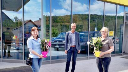 Bild: ds
Neukirchens Bürgermeister Peter Achatzi hatte Blumen für Marktleiterin Marina Budulak (links) und Martina Grünthaler dabei.