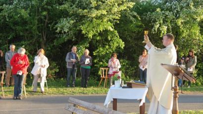 Bild: jzk
Nicht in der Oberndorfer Filialkirche, sondern am Läufer-Kreuz feierte Stadtpfarrer Thomas Kraus einen Bittgottesdienst.