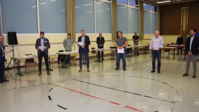 Bild: wro
Im Bild vorne von rechts Florian Distner, Martin Hecht, Andreas Schuller, Markus Schäffler, Benjamin Lauton und Bürgermeister Toni Dutz.