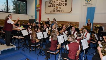 Bild: swo
Gerne hätten die Musikerinnen und Musiker der Gebenbacher Blasmusik auch heute ihr Können gezeigt, so wie hier im vergangenen Jahr. Alle Mitwirkenden hatten sich schon auf den Höhepunkt des Jahres gefreut und Dirigent Gerhard Böller (links( war auch mit den Proben bis Mitte März voll im Plan. Die Stücke waren so gut wie fertig einstudiert und es wurde nur noch an den Feinheiten gefeilt Dann machte das Corona-Virus einen Strich durch die ganze Rechnung.