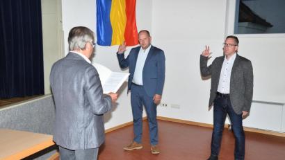 Bild: fjo
Bürgermeister Reiner Gäbl vereidigt seine beiden neuen Stellvertreter, Thomas Kleber (CSU) und Bernd Reil (FWG) (von links).