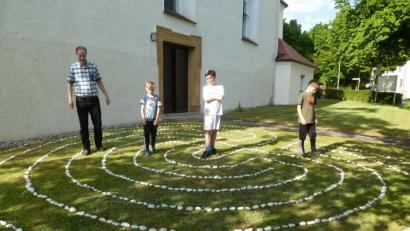 Bild: bk
Das kretische Labyrinth vor der Kirche soll auch den Lebensweg zu Gott symbolisieren.