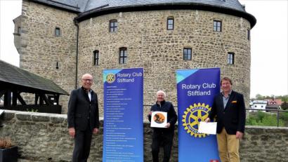 Bild: ubb
Der Präsident des Rotary Clubs Stiftland, Wolfgang Groppengießer, der Vorsitzende vom Hilfsverein Rotaryclub, Alfred Lauterbach und Rotary Club Mitglied Gisbert Schulwitz (.v. l.),hoffen sehr, mit ihrer Spende den Kindern in Kenia in Zeiten der Coronakrise mit dem Geld helfen zu können.
