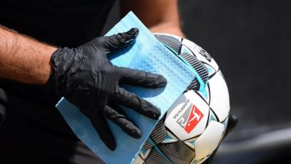 Bild: Matthias Hangst/dpa
Fußball mit Infektionsschutz: Notwendig, aber ungenießbar.