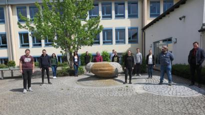 Bild: jzk
Realschulkonrektor Holger König (Bildmitte) und die beiden Fachoberlehrer Mathias Frischholz und Thomas Fütterer (hinten, von rechts) gratulierten den Zehntklässlern zu ihrem hervorragenden Ergebnis bei der freiwilligen Abschlussprüfung im Fach Informationstechnologie.