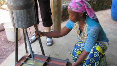 Bild: exb
Mit selbsterzeugter Seife können die Einheimischen gegen das Virus vorbeugen. Sie wird aus Palmöl hergestellt.