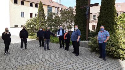 Bild: Lowak
Angela Erfurt (Dritte von rechts) überreicht 350 Euro an Tobias Grünes (Vierter von links). Er und sein Team wollen dafür sorgen, dass die Gottesdienste in der Stadtpfarrkirche St. Emmeram auch ins AWO-Seniorenheim übertragen werden. Darüber freut sich Pfarrer Hubert Bartel (Zweiter von rechts).