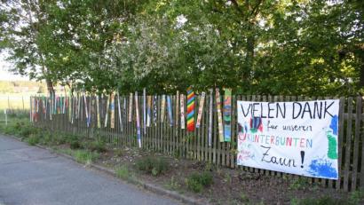 Bild: bjp
Nicht nur die Mädchen und Buben der Trabitzer Kindertagesstätte, sondern alle Trabitzer sind eingeladen, den "kunterbunten Zaun" entlang der Hauptstraße noch bunter und fröhlicher zu gestalten.