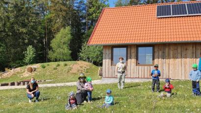 Bild: wih
Maria Obermeier, Geschäftsführerin von OBM Baumaschinen (links), spendete 3000 Euro an den BRK-Waldkindergarten in Kainsricht für eine Solaranlage. Damit haben die Kinder, Erzieherinnen und Kinderpflegerinnen um Leiterin Sabine Lindner (Mitte, hinten) in der Hütte am Waldrand nun Strom. Derzeit werden wegen der Corona-Pandemie hier im Räuberwald nur wenige Kinder betreut.