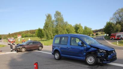 Bild: frd
Die Oberviechtacherin wollte mit ihrem VW Caddy (rechts) links Richtung Oberviechtach einbiegen. Dabei übersah sie den ihr entgegenkommenden Opel Astra (links).