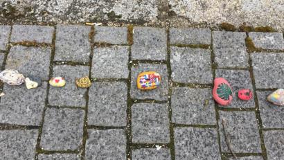 Bild: Bianca Spies /exb
Steineschlange Schiffgasse: Dort klaffen so manche Lücken. Schöne Steine verschwinden einfach oder werden in die Vils geworfen. Die Initiatorin appelliert an die Vernunft der Menschen.