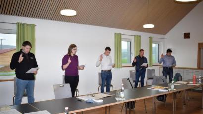 Bild: bnr
In der konstituierenden Sitzung legten die neuen Gemeinderäte (von links) Johann Kiendl, Katharina Haas, Lukas Irlbacher, Reinhard Wilhelm und Johannes Dirschwigl den Amtseid ab.