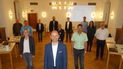 Bild: tra
Zweite Bürgermeisterin Sabine Müller, Erster Bürgermeister Hans Ram und Dritter Bürgermeister Roland Müller (vorn, von links) zusammen mit den neuen Mitgliedern des Ensdorfer Gemeinderats.