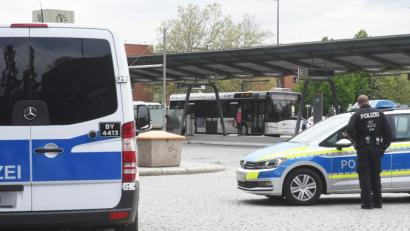 Bild: Gabi Schönberger
Auch am ZOB müssen Behelfsmasken getragen werden. Die Polizei kontrolliert dies.