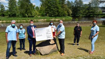 Bild: hcz
Seinen ersten "Vereinstermin" hat Oberbürgermeister Jens Meyer bei den "Freunden des Stadtbads". Dort wo demnächst ein neuartiges Klettergerüst hinkommen soll, nimmt er einen 5000-Euro-Scheck entgegen.