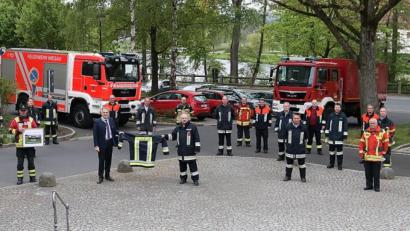 Bild: exb/Landkreis Tirschenreuth / Stefan Malzer
Kreisbrandrat Andreas Wührl (Mitte) überreichte die passende Einsatzjacke und sprach stellvertretend für alle Wehren des Landkreises die Glückwünsche aus. Franz Bauernfeind (links) überraschte den neuen Landrat mit einem besonderen Foto-Geschenk der Freiwilligen Feuerwehr Mitterteich.
