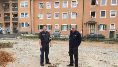 Bild: eik
Thomas Lachner (links), der Leiter der Polizeiinspektion Amberg, und Bernhard Strobl, der Chef der Amberger Feuerwehr, zeigen bei einem Ortstermin am Mittwoch am Bergsteig die ausgegrabenen Munitionsteile und erläutern das Ausmaß, das eine Evakuierung gehabt hätte.