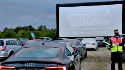 Bild: Thomas Dobler
Die Einweiser hatten bei der Premiere des Autokinos jede Menge zu tun, denn der automobile Andrang erwies sich Dienstag Abend als berträchtlich.