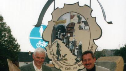 Bild: u
Nachdem er 1996 bei einer Fernsehsendung erfahren hatte, dass die Stadt Schildau die ihren Bürgern nachgesagten Streiche touristisch vermarktet (z.B. durch einen Schildbürgerlehrpfad, Museum, wissenschaftliches Kolloquium), machte sich Werner Schulz (r.) auf nach Schildau, um den Ursprüngen, Gemeinsamkeiten und Unterschieden zwischen Schildbürgerstreichen und Hirschauer Stückl‘n auf den Grund zu gehen. Im Geschichtsvereinsvorsitzenden Wigand Cernik (l.) fand er einen kompetenten Ansprechpartner.