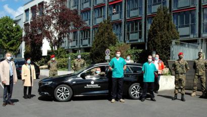 Bild: Stefan Malzer, Landkreis Tirschenreuth/exb
Oberstleutnant Sebastian Erbe (2. v. rechts) besuchte die Soldaten im Pflegeeinsatz im BRK-Heim an der Egerstraße in Tirschenreuth. Landrat Roland Grillmeier (ganz links) dankte für ihre wichtige unterstützende Arbeit, bei der laut den zwei Soldaten sogar Freundschaften während des Einsatzes zwischen Bewohnern und Soldaten entstanden wären.