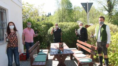 Bild: pi
"Köstlich" bewerten Marina Hirnet, Johann Maurer, Josef Beimler und Johann Walbrunn (von links) den von Ulrich Scheuerer (rechts) kredenzten "Mond-Sud".