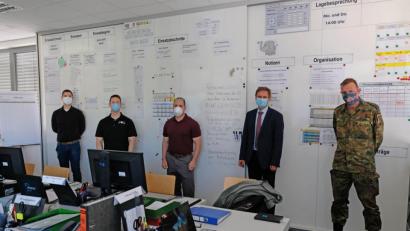 Bild: Stadt Amberg, Thomas Graml/exb
Einblicke in die Arbeit einer Führungsgruppe Katastrophenschutz (FüGK) gewannen Soldaten der US-Armee aus Grafenwöhr, die nach Amberg gekommen waren (von links) Timothy Wing von der FüGK der Stadt Amberg, Joshua Quattrone und John Cappiello von der US-Armee, FüGK-Leiter Bernhard Mitko und Franz Sertl vom Bundeswehr-Kreisverbindungskommando.