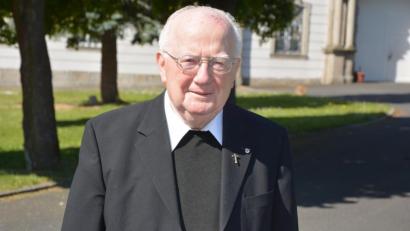 Bild: jr
Pater Hans Junker verlässt nach 18 Jahren schweren Herzens am kommenden Montag das Kloster Fockenfeld und verbringt seinen Lebensabend im Salesianum „Rosental“ in Eichstätt. Vierzehn Jahre wirkte er als Pfarrer in den Pfarreien Leonberg und Wernersreuth. Zuletzt war er Aushilfsgeistlicher in Brand bei Marktredwitz. Der 84-Jährige ist gebürtiger Aschaffenburger.