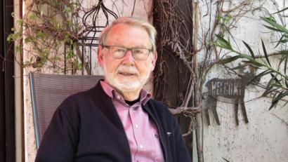 Bild: ubb
Ludwig Spreitzer im Gartenstuhl, gemütlich zurückgelehnt: Das sind neue Bilder eines Vollblutpolitikers, der nicht nur als Kreisrat, sondern auch viele Jahrzehnte als Stadtrat und stellvertretender Bürgermeister sowie als Seniorenbeauftragter des Landkreises und besonders als Bezirkstagsvizepräsident in der Lokalpolitik viel zu sagen hatte.