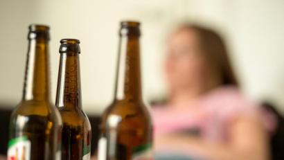 Bild: Alexander Heinl/dpa
Die Suchttherapeutin sagt Katjenka Wild, die Leiterin der Caritas Fachambulanz für Suchtprobleme Weiden, geht davon aus, dass wegen der Coronakrise auch die Entwicklung von Süchten, etwa Alkoholabhängigkeit, steigen könnte.