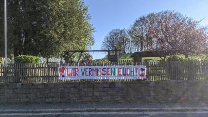 Bild: exb
"Wir vermissen euch", heißt es auf dem Plakat, das das Wurzer Kinderhausteam aufgehängt hat. Dass auch die Kinder den normalen Alltag im Kindergarten vermissen, zeigen die Steine, die die Kleinen darunter abgelegt haben.