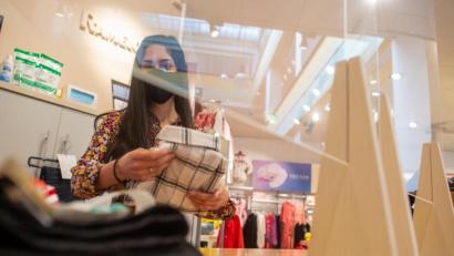 Symbolbild: Klaus-Dietmar Gabbert/dpa
Die Angestellte eines Amberger Modegeschäfts (nicht im Bild) fühlt sich von ihrem Arbeitgeber im Stich gelassen.