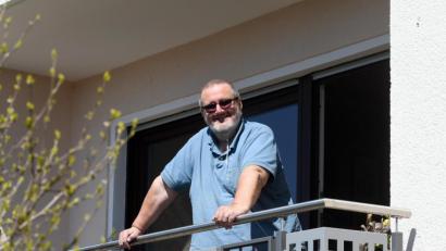 Bild: Gabi Schönberger
Gerhard Steiner muss auch nach der Entlassung aus der Klinik mindestens noch bis Dienstag in Quarantäne bleiben. Immerhin darf er auf den Balkon seines Hauses. Der Sauerstoffschlauch hilft ihm beim Atmen.