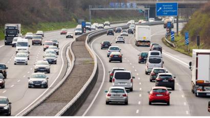 Symbolbild: Moritz Frankenberg/dpa
Laut aktuellen Zahlen gibt es weniger Verkehrstote in Bayern.