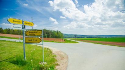 Bild: exb
Ab Dienstag, 2. Juni, beginnen die Sanierungs- und Ausbauarbeiten an den Ortsverbindungsstraßen von Gründlhut bis Altköslarn, weiter bis Haidhügel und Neuenreuth.