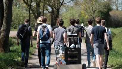 Bild: Peter Steffen/dpa
Eine Gruppe junger Männer feiert den Vatertag mit einem mit Bier gefüllten Bollerwagen.