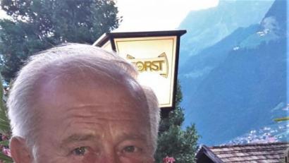 Bild: ubb
Mit seinem kleinen Hund macht Günther König nun lange Spaziergänge oder fährt mit ihm nach Südtirol in Urlaub.