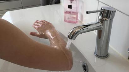 Bild: exb
Die Heilkraft des Wassers nutzt auch der Armguss nach Kneipp.