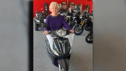 Bild: Christina Rabenstein
Barbara Mohr (72) hat viele ehrenamtliche Tätigkeiten, die während der Beschränkungen in der Coronakrise ausfallen. Die aktuelle Situation verschaffte ihr die Zeit, sich ihren Jugendtraum zu erfüllen: einen Roller.