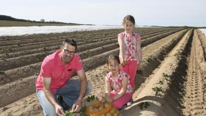 Bild: Petra Hartl
Thomas Trummer aus Hahnbach mit seinen Mädels Carolina (sitzend) und Theresa auf dem Kartoffelfeld. Ende Juni kann die frühe Kartoffelsorte "Valetta" geerntet werden.
