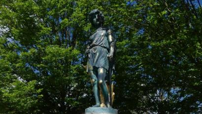 Bild: rn
Ein Blickfang im Hof der Straßenmeisterei: Der " Eiserne Jüngling" kam als "Leiche" von der Donaustadt in die Rußweiherstadt.