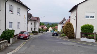 Bild: du
Die mit einem "Fleckerlteppich" versehene marode Blütenstraße wird neu ausgebaut, teilweise mit Gehweg und Seitenstreifen. Auf Parkflächen werden ausgewiesen.